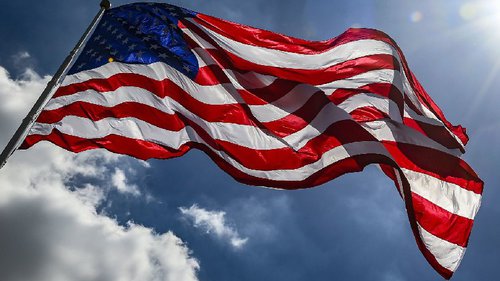 Andretti-Ablehnung wird Politikum Die US-amerikanische Flagge weht im Wind an der Rennstrecke