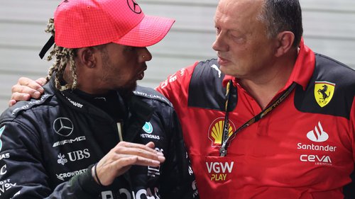 Ein Pilot der Scuderia hat nach 2024 keinen Vertrag mehr Lewis Hamilton steht vor einem Sensationswechsel zu Ferrari