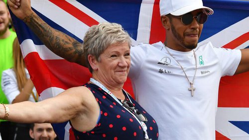 Lewis Hamilton plant Namensänderung Lewis Hamilton und seine Mutter Carmen stehen sich sehr nahe
