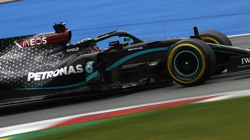 F1 Österreich 2020: Mercedes bleibt eine Klasse für sich Ganz in Schwarz: Lewis Hamilton fuhr am Freitag in beiden Trainings Bestzeit