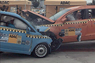 Crashtest: Kleinwagen gegen Luxus-SUV 