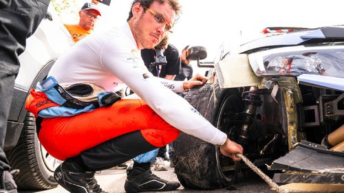 WRC Kroatien: Spätes Drama um Neuville Thierry Neuville hockt enttäuscht neben seinem demolierten Hyundai