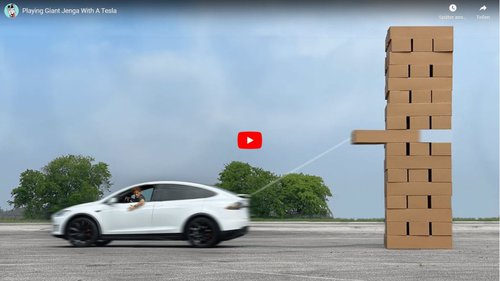 Riesen-Jenga mit einem Tesla 