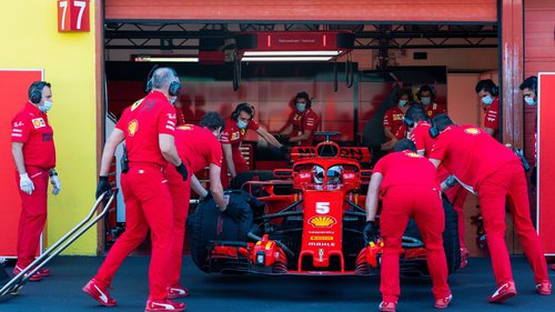 So lief Vettels erster Test nach seinem Aus Ferrari-Fahrer Sebastian Vettel mit seiner Crew beim Formel-1-Test in Mugello