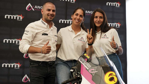 Erste reine Frauen-Crew: Moto3-Team schreibt Geschichte Maria Herrera (Mitte) kehrt in Aragon mit einer Frauen-Crew in die Moto3 zurück