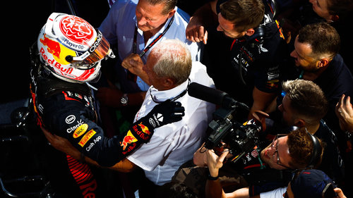 Red Bull knackt McLaren-Rekord Max Verstappen jubelt mit Vater Jos, Helmut Marko und dem Red-Bull-Team