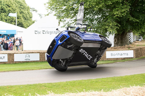 Goodwood: Zweirad-Stunt im Jaguar F-Pace 