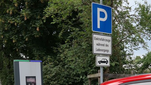 E-Auto only-Parkplätze spalten die Nation 