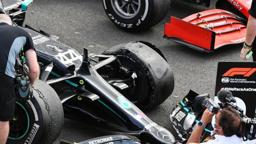 Nach Reifendrama um Hamilton und Co.: So erklärt Pirelli die Plattfüße Mit diesem zerstörten Vorderreifen schleppte sich Hamilton noch ins Ziel