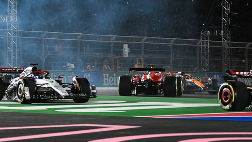F1-Fahrer sauer Sainz drehte sich in der ersten Kurve und gibt den Streckenbedingungen die Schuld