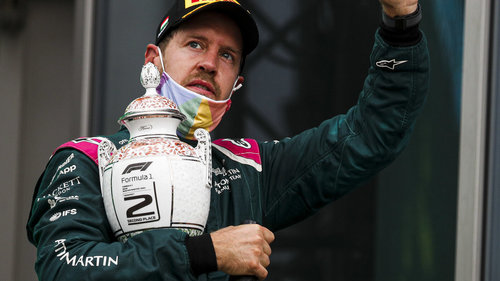 Kurios: Vettel disqualifiziert, bleibt aber als Zweiter im Ergebnis! Sebastian Vettel möchte seinen Pokal aus Herend-Porzellan nicht zurückgeben
