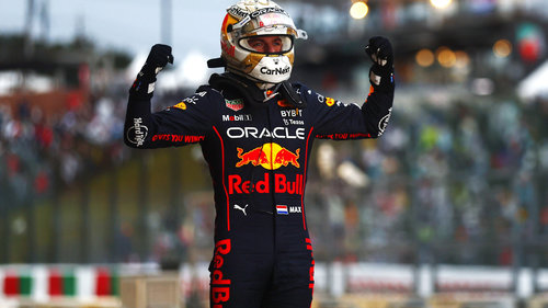 Verwirrung entwirrt: darum ist Verstappen Weltmeister Max Verstappen feiert seinen Sieg in Suzuka