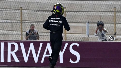 Hamilton-Zwischenfall in Katar Lewis Hamilton überquert beim Katar-Grand-Prix 2023 die Rennstrecke