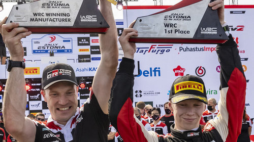Erster WRC-Sieg von Kalle Rovanperä: So sehr litt Vater Harri! Jari-Matti Latvala und Kalle Rovanperä bei der Siegerehrrung nach der Rallye Estland