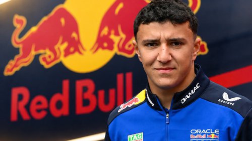 Offiziell: Hadjar bleibt Fotomontage: Formel-1-Fahrer Isack Hadjar vor einem Red-Bull-Logo