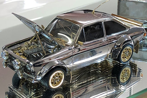 Ford Escort: Modell aus Gold und Silber 