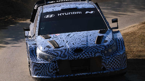 Hyundai simuliert komplette Rallye mit neuem WRC-Auto Der neue Hyundai i20 Rally1 bei Testfahrten in Italien