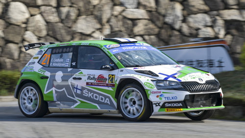 FIA untersucht schweren Sicherheitsverstoß WRC2-Pilot Emil Lindholm konnte eine Kollision mit dem Pkw vermeiden