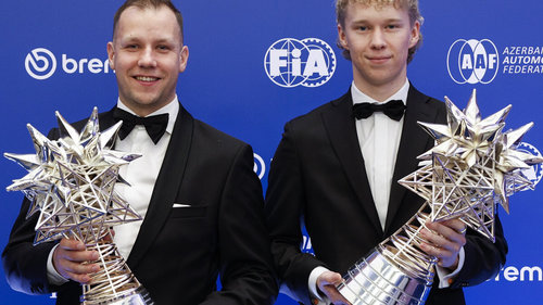 WRC-Champion im GT Jonne Halttunen und Kalle Rovanperä präsentieren ihre WM-Pokale