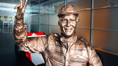 McLaren ehrt Niki Lauda mit Bronzestatue in Teamfabrik Niki Lauda als Bornzestatue in der McLaren-Fabrik in Woking