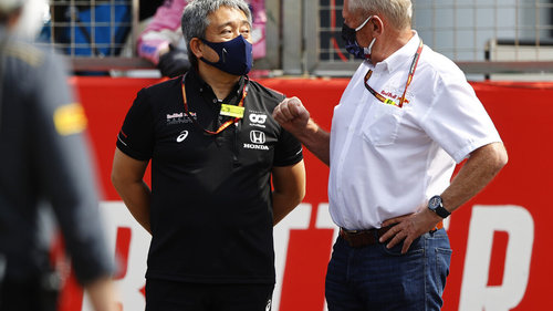 Engine-Freeze-Abstimmung am Montag Honda-Manager Masashi Yamamoto im Gespräch mit Helmut Marko