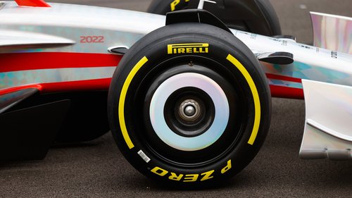 Boxenstopps: Das ändert sich durch die Radkappen Auf die Felgen der Formel-1-Reifen werden ab 2022 Radkappen gesetzt