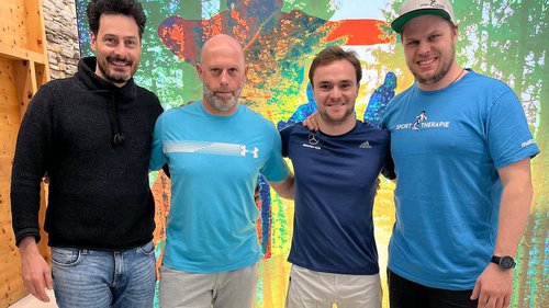 Lucas Auer-Update: Alles auf Schiene! Lucas Auer mit seinen Betreuern Stefan Mair, Markus Wittner und Claudio Huber (vlnr)
