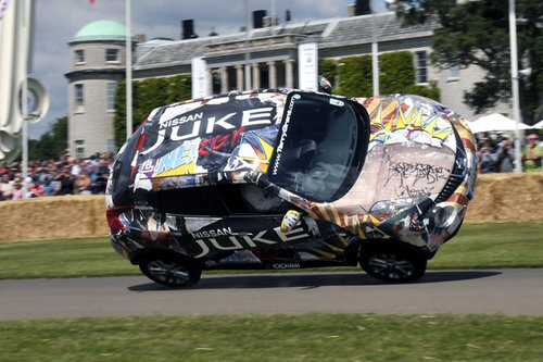 Weltrekord: Nissan Juke auf zwei Rädern 