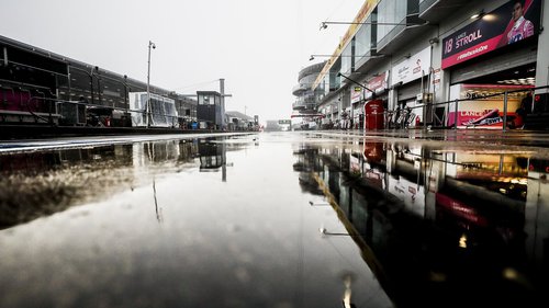 Schumacher-Einstand abgesagt Nasser Auftakt: Regen und Nebel dominierten den Freitagmorgen