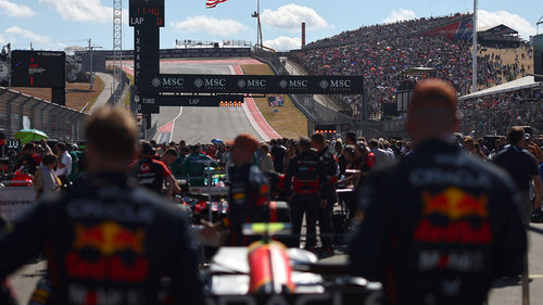 Sabotage-Verdacht gegen Red Bull Nach Beginn der Einführungsrunde war ein Red-Bull-Mechaniker noch auf der Strecke