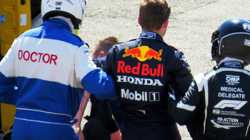 Haupsache seiner Katze geht es gut Max Verstappen wurde nach dem Crash von den Ärzten gestützt