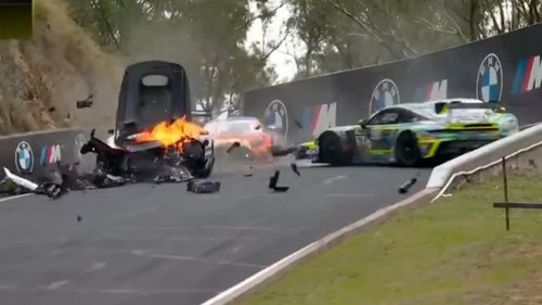 Horrorcrash 12h Bathurst 2026 Ralf Aron erwischte den stehenden Johannes Zelger Volley