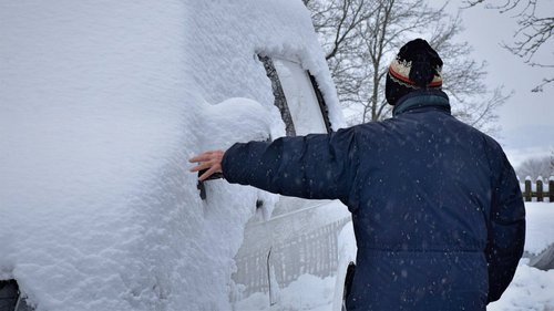 Winterjacke im Auto: Experten warnen 