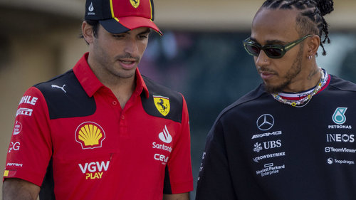 Lewis' Vertrag läuft Ende der Saison aus Könnte Lewis Hamilton Carlos Sainz bei Ferrari ersetzen?