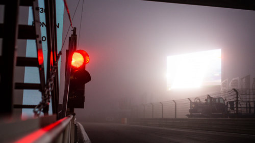 24h Nürburgring Boxenampel auf rot im Nebel