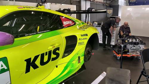 DTM: Nürburgring Beim "Grello" von Thomas Preining wird der ausgebaute Motor überwacht