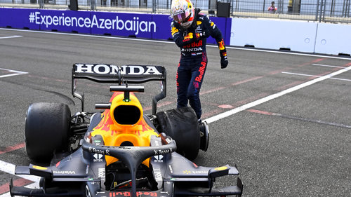 F1-Rennen Baku 2021 Max Verstappen tritt nach seinem Ausfall in Baku gegen den kaputten Reifen