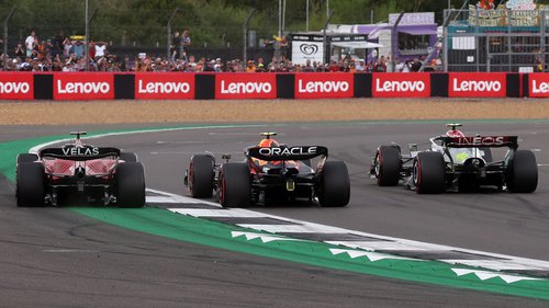 Warum keines der F1-Silverstone-Duelle bestraft wurde Drei Autos in einer Kurve: Das kann die Strecke schon mal ausgehen