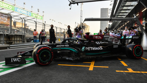 F1-Training Saudi-Arabien: "Verdammt, diese Strecke ist cool!" Lewis Hamilton sicherte sich die Bestzeit im ersten Freien Training in Dschidda