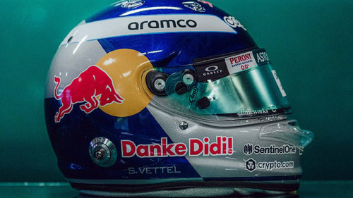 Sebastian Vettel wieder mit Red-Bull-Helm Sebastian Vettel zollt mit seinem Helm Dietrich Mateschitz Tribut