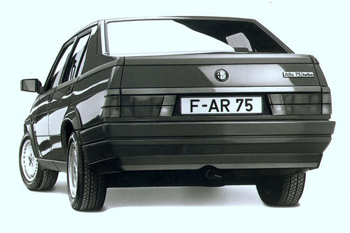 CLASSIC | Alfa 75: Auf dem Weg zum Mythos | 2015 