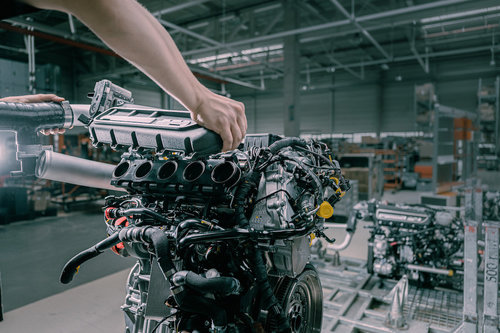 Der Motor des KTM X-Bow GT-XR im Fokus 