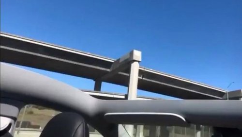 Tesla Model Y: Glasdach fliegt auf Autobahn davon 