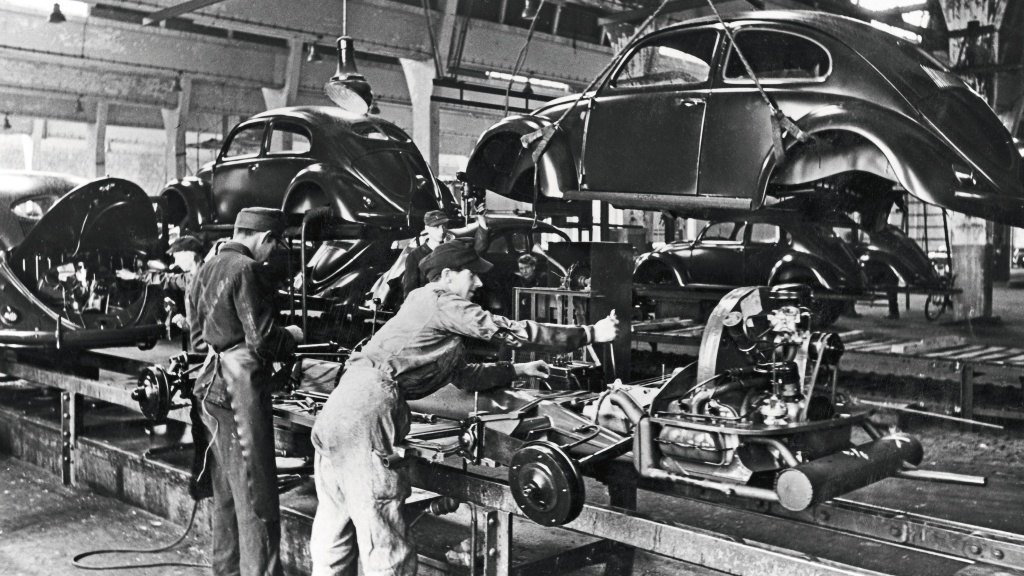 Aufbruchstimmung: Erst im Dezember nach Kriegsende geht der VW Typ 1 in Serienproduktion. 