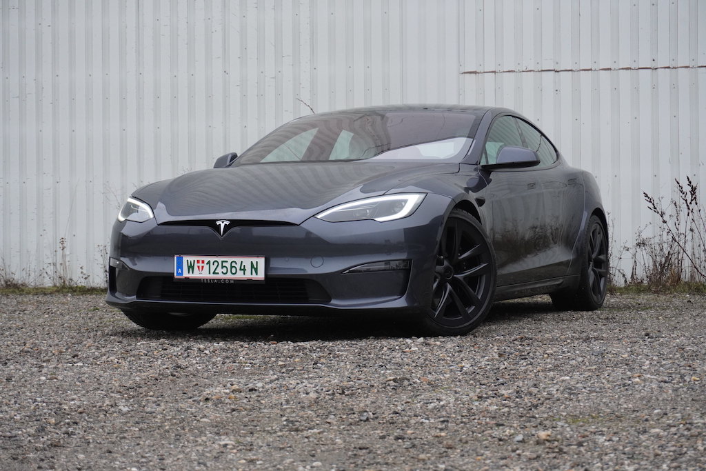 Tesla Model S Plaid (2023) fährt Topspeed - AUTO BILD