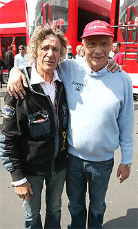 Niki Lauda und Arturo Merzario, der ihn aus dem Feuer zog. 