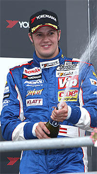 Nikolic-Schützling Norbert Siedler auf dem Formel Master-Podium (2. Platz in Pau). 