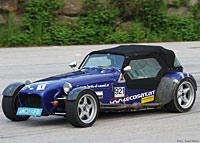 Bettina Forster im angestammten Renault 5 Turbo, der Lotus Seven in Aktion. 