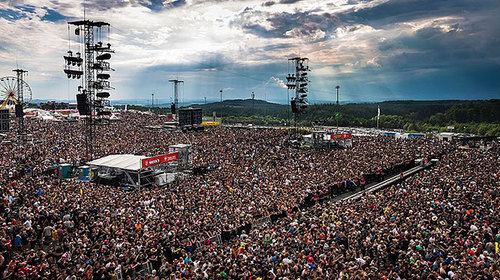 Foto: Fotandi (https://de.wikipedia.org/wiki/Datei:Festivalgel%C3%A4nde_-_Rock_am_RIng_2017-AL1779.jpg) >(CC BY-SA 3.0) 