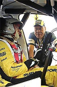 Nobuhiro "Monster" Tajima blickt ins Cockpit. 